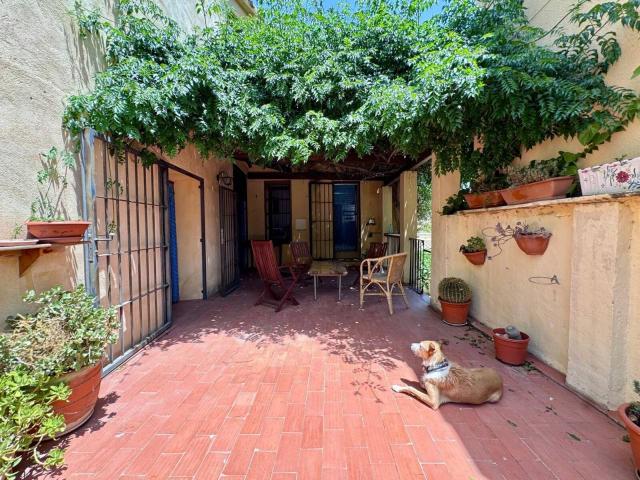 UNA CASA CON ALMA EN EL CORAZÓN DE POLOP DOS VIVIENDAS EN UNA CON JARDÍN Y EL AUTÉNTICO ENCANTO DE PUEBLO MEDITERRÁNEO