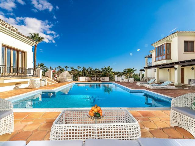 Una casa mediterránea de lujo con 16 dormitorios, combinados. 1337m² Estepona