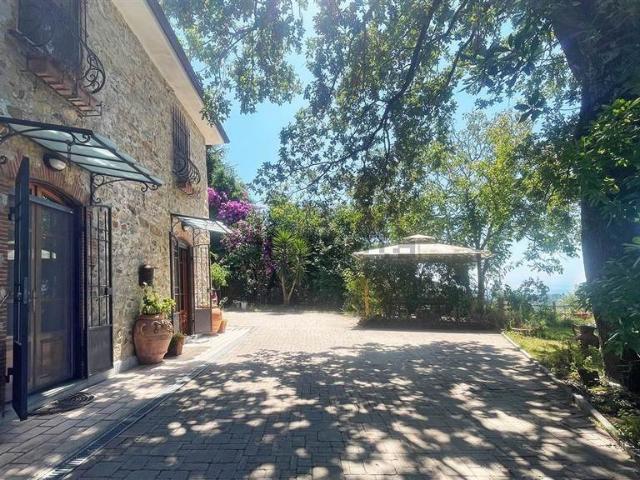 Una casa nel bosco. Nel cuore delle colline toscane, a pochi. 405m² Massarosa