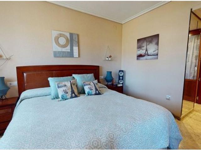 UNA AMPLIA VIVIENDA DE VPO DE 4 DORMITORIOS CONVERTIDO EN 3 DORMITORIOS, CON TERRAZA, AMPLIAS ZONA
