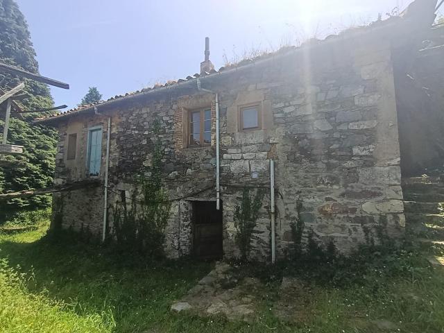 Una auténtica casona asturiana de piedra esperando volver a la vida