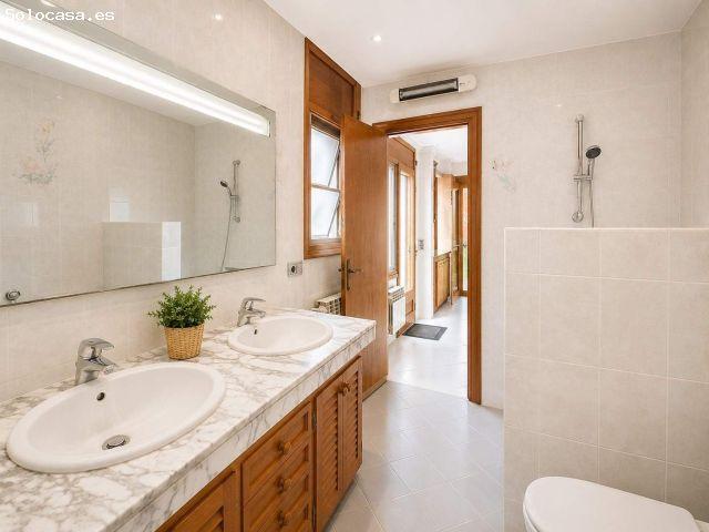 Una de las pocas casas con jardín privado y garaje en Dalt de la Vila. Posibilidad de ampliar y hace