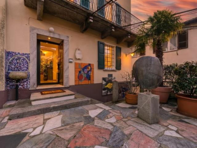 Una dimora storica per artisti con giardino nel cuore del paese