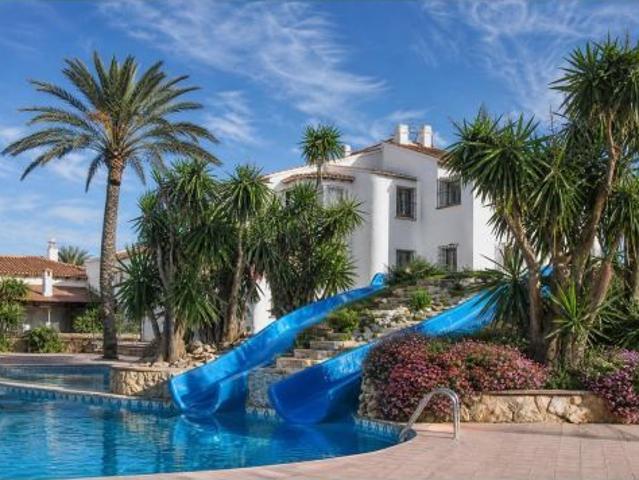 UNA ESQUINA JUNTO AL MAR: 150 M2, JARDÍN PRIVADO Y TODO LISTO PARA EMPEZAR A VIVIR.!