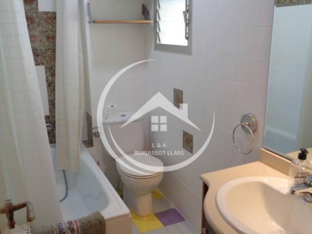 UNA HABITACION DISPONIBLE EN UN PISO ESTUDIANTES CARTO SIN ASCENSOR, EN ZONA CTRA LLIRIA SÓLO PARA CHICAS ESTUD
