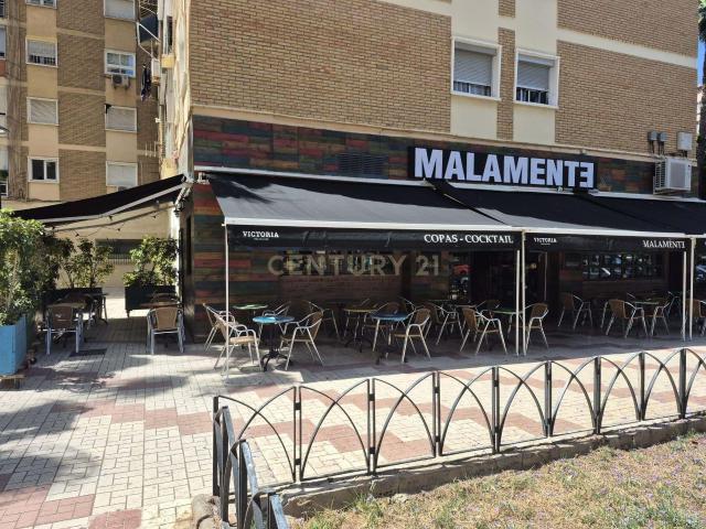UNA OFERTA INMEJORABLE: «Bar de Copas» listo para entrar a funcionar en Huelín: ¡gran terraza y alquiler muy bajo!