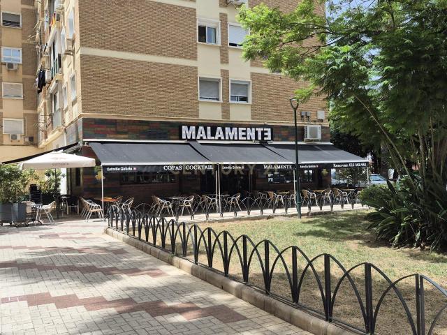 UNA OFERTA INMEJORABLE: «Bar de Copas» listo para entrar a funcionar en Huelín: ¡gran terraza y alquiler muy bajo!