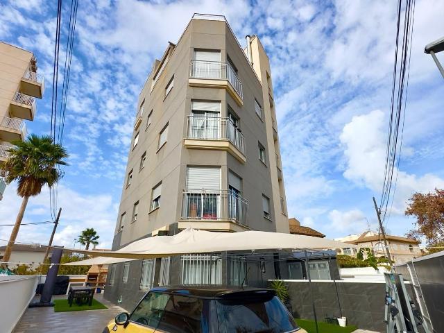 Una oportunidad de inversión única que ofrece cuatro exclusivas viviendas, un espectacular ático dúplex, amplias plazas de aparcamiento y un excelente potencial de rentabilidad en un moderno edificio residencial de alta calidad