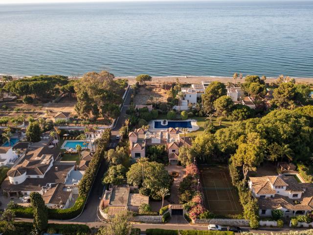 Una oportunidad excepcional de desarrollo junto a la playa en Paraíso Barronal Estepona Costa del Sol