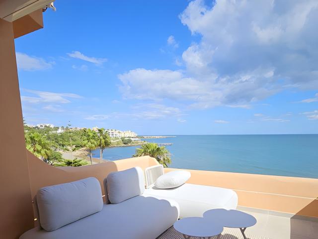 Una oportunidad única de adquirir un lujoso ático en primera. 106m² Estepona