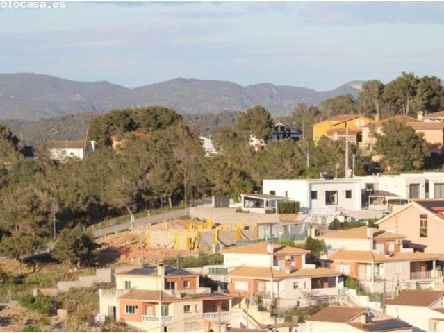 Una moderna casa ecológica con vistas panorámicas al mar y a la montaña