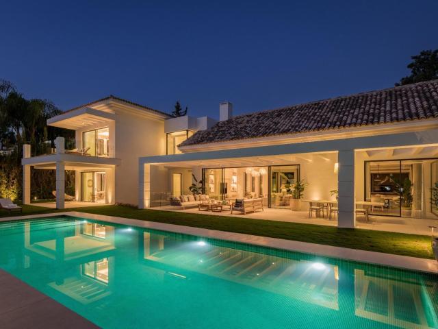 Una moderna e impresionante villa de lujo, diseñada por el r. 886m² Estepona