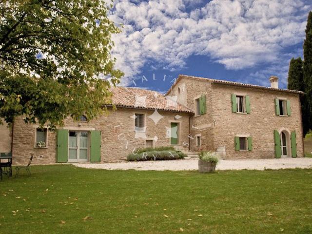 Una storica tenuta vinicola con agriturismo sulle colline di. 715m² Brisighella