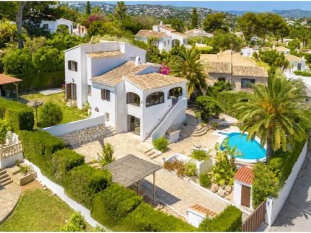 Una trampa solar de 4 habitaciones en Javea, tranquilamente apartada pero a