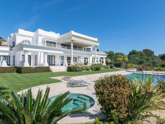 Una vivienda de líneas atemporales concebida para disfrutarl. 1375m² Sotogrande
