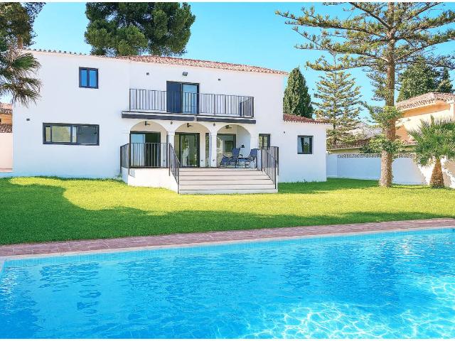 Villa Lumi Arkhé es una villa completamente renovada en El Coto, Mijas, donde todo está listo para entrar a vivir
