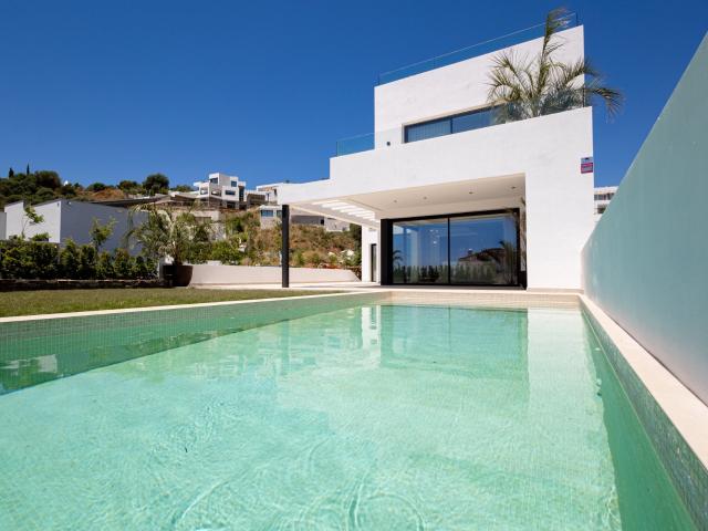 Una villa contemporánea terminada y amueblada, situada en Bu. 667m² Mijas Costa