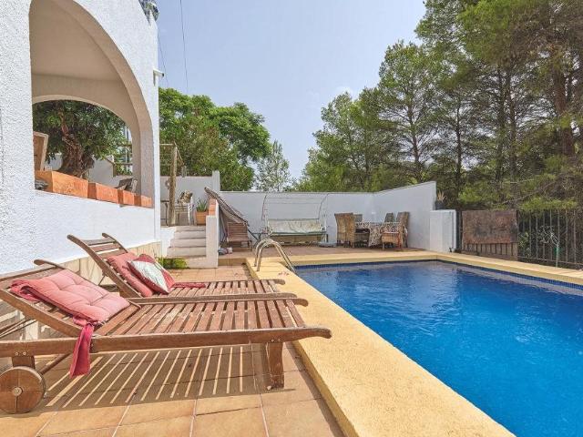 Una villa de 5 dormitorios y 3 baños situada en una urbaniza. 236m² Jávea Xabia