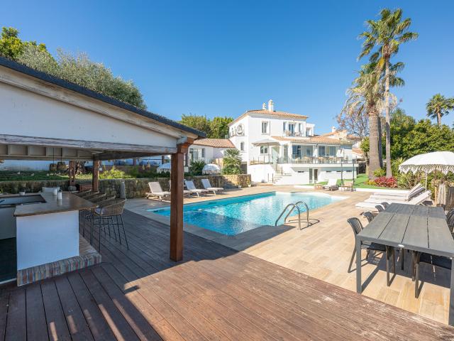 Una Villa Emblemática en La Duquesa con Vistas Panorámicas al Mar
