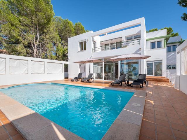 Una villa en primera línea con vistas al mar está disponible. 423m² Tollerich