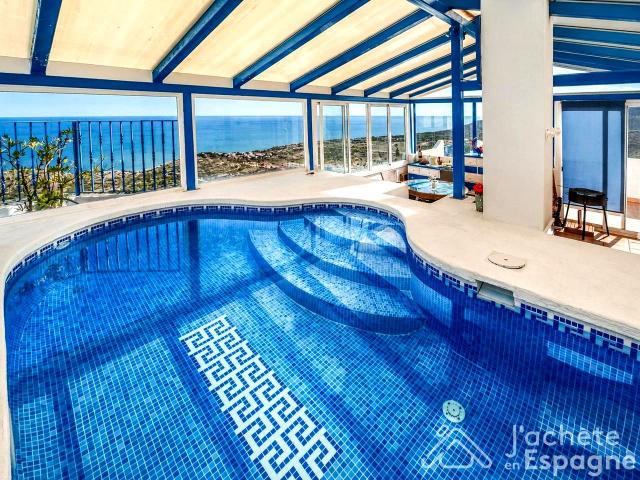 Una villa suspendida sobre el Mediterráneo: exclusivo dúplex con piscina privada y vistas infinitas en Peñíscola