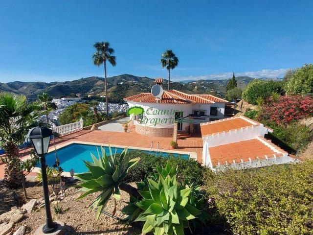 Exclusiva: Una villa preciosa, grande y bien construida con. 142m² Torrox