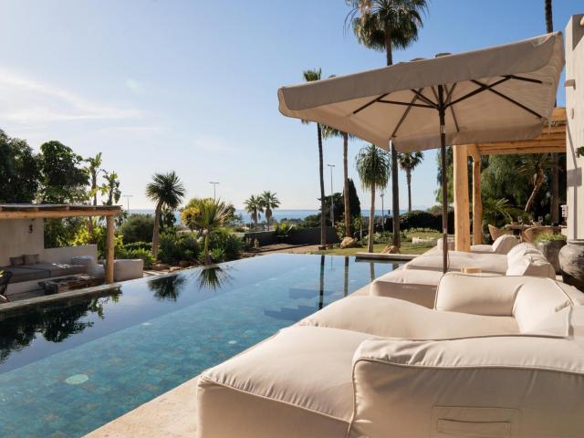 Una villa verdaderamente única en venta en Selwo, totalmente. 385m² Estepona