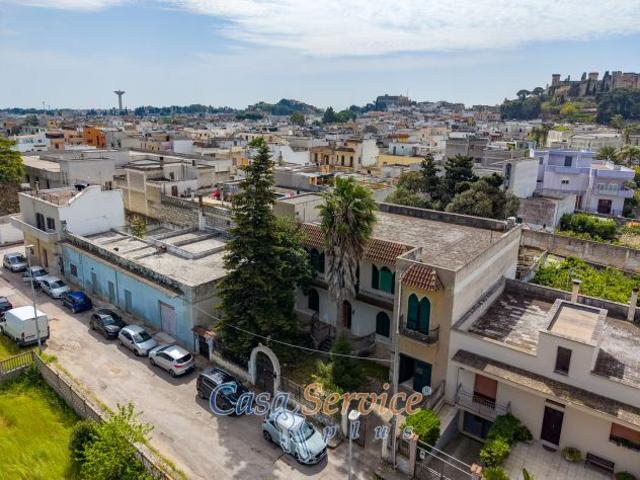 Una villetta che accoglie, protegge e ispira nel cuore silenzioso di Oria