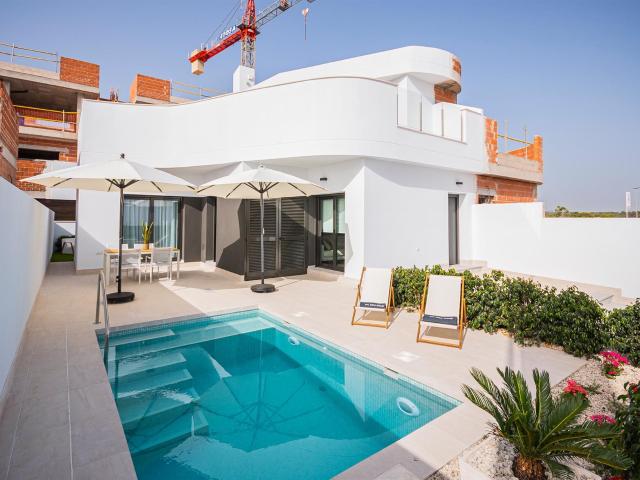 Unas viviendas de fachada blanca, soleadas, y con una gran i. m² Torrevieja