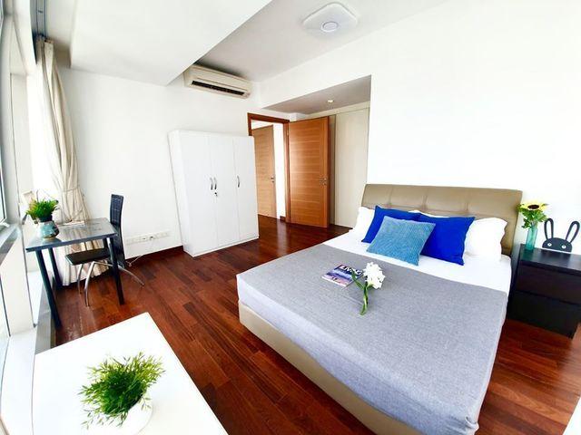 Unblocked View & Fully Furnished 1 Bedroom Super High Floor Unit Financial district of Marina Bay.⠀