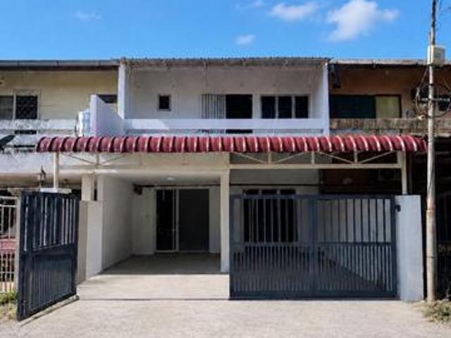 UNDERVALUED Rumah Teres 2 Tingkat di Kampung Sireh