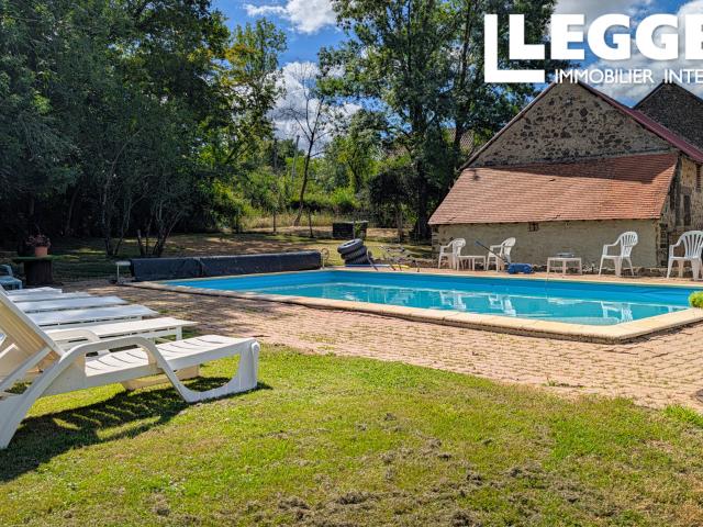 Une collection unique de maisons de campagne. 5 maisons, 18 chambres et un grand terrain avec piscine