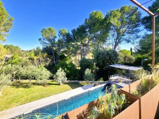 Une Contemporaine dans un Environnement Verdoyant 207m² Sommières