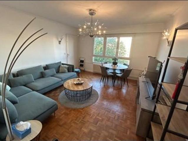 Une chambre dans un appartement lumineux avec balcon à louer à Bron