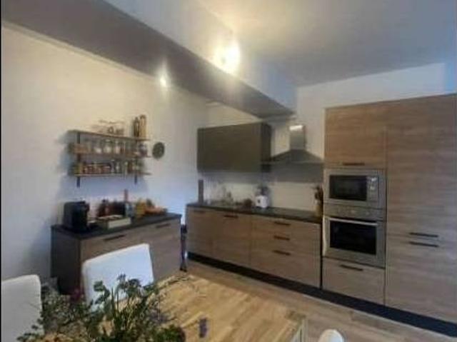une chambre dans un grand appartement refait à neu