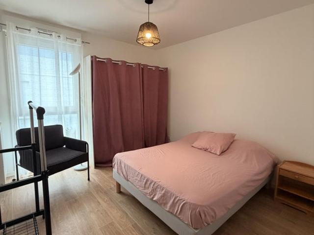 Une chambre meublée dans un appartement où il fait