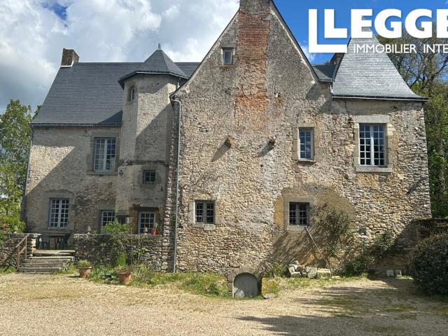 Une chance rare d'acquérir un manoir classé du XVe siècle, niché au cœur d'un domaine boisé à Laval