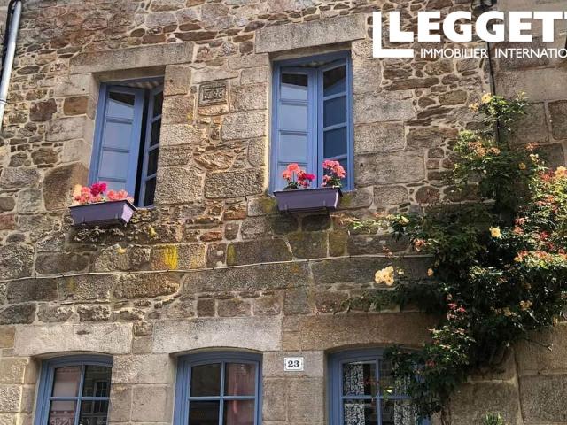 Une charmante maison de 4 chambres, chargée d'histoire, située au centre d'une petite cité de caractère