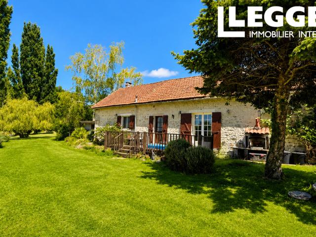 Une charmante maison de quatre chambres avec un grand jardin, un parking et de superbes vues sur la campagne