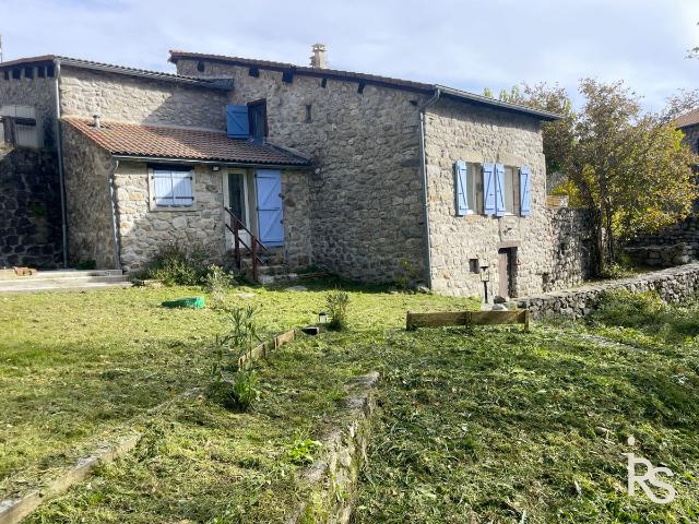 Une charmante maison en pierre de 80 m2 habitables rénovée récemment avec un jardin de 490 m2