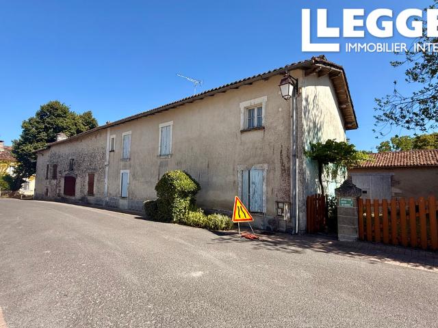 Une charmante maison familiale spacieuse avec un potentiel de location de gîtes au centre de ce village