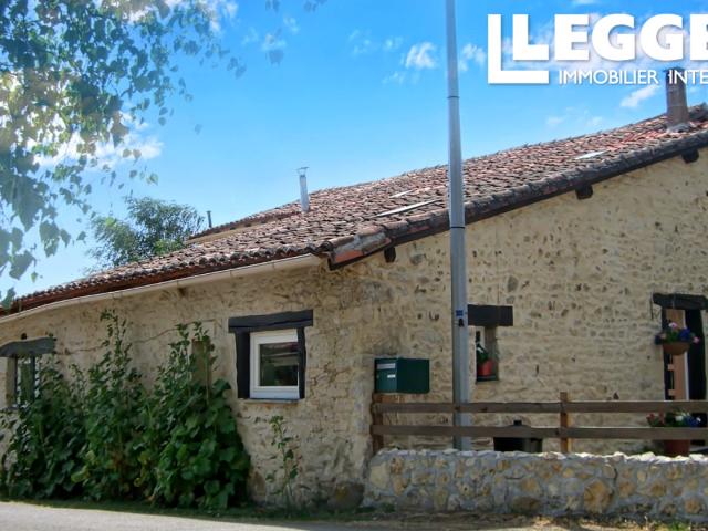 Une charmante maison individuelle de 3 chambres avec une grande grange attenante et un jardin clôturé