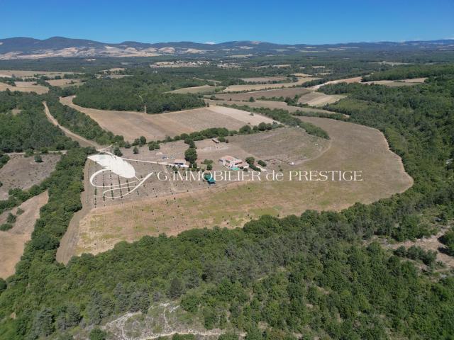 Une ancienne bergerie, trois habitations, 9 hectares de nature