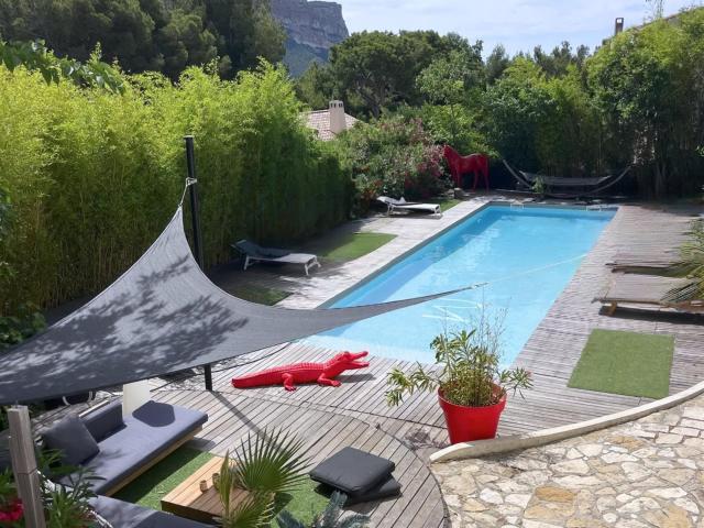 Une adresse au coeur de Cassis, où tout se rejoint, la mer. 240m² Cassis