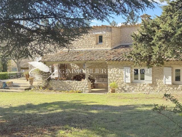 Une bastide en pierre avec piscine et vue panoramique dans u