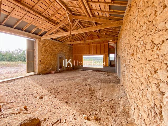 UNE BELLE BATISSE EN PIERRE DANS UN ECRIN DE VERDURE