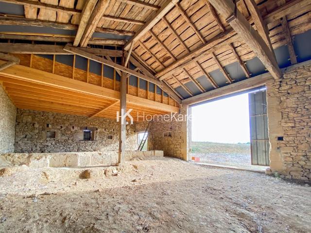 UNE BELLE BATISSE EN PIERRE DANS UN ECRIN DE VERDURE