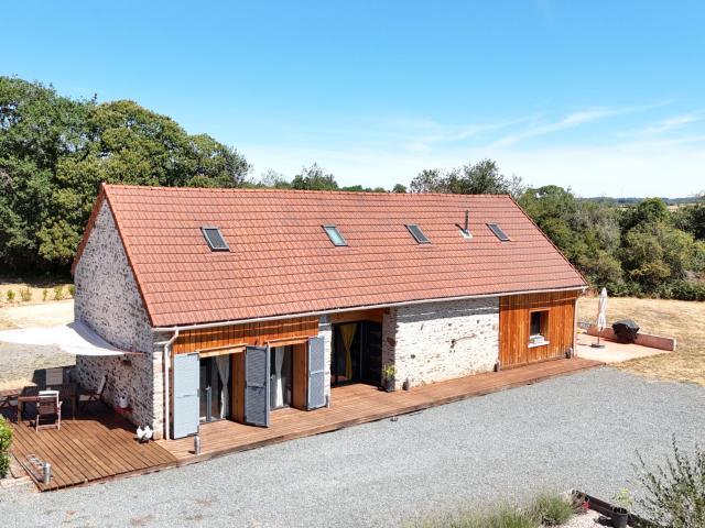 Une belle maison rénovée, un studio et son grand terrain pouvant accueillir des animaux