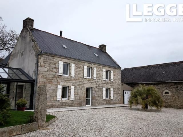 Une propriété comprenant 2 maisons principales, un gîte, une piscine chauffée, des dépendances et terrain