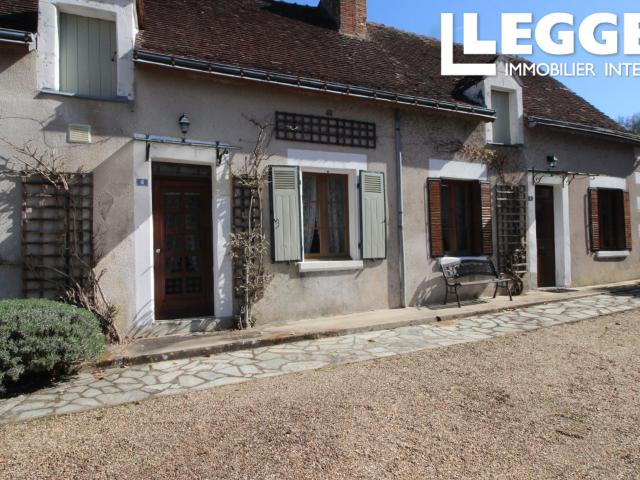 Une grande maison de 4 chambres et 3 salles de bains située au cœur du village, avec un grand jardin
